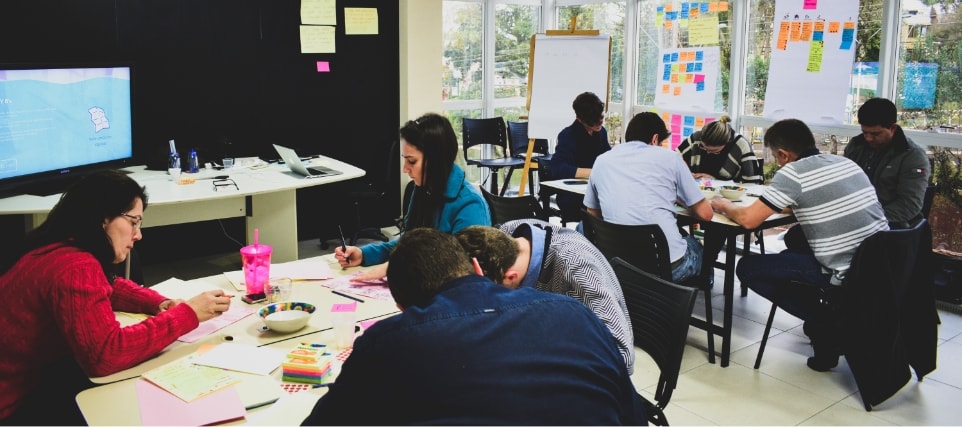Design Sprint com membros da empresa Nato Bom junto a colaboradores da Pinha Digital.