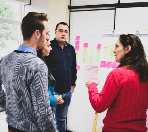 Apresentação do plano de negócio e objetivos da Nato Bom. Na foto está Jéssica Perin, Otavio Winharski e Marilucia Trombeta