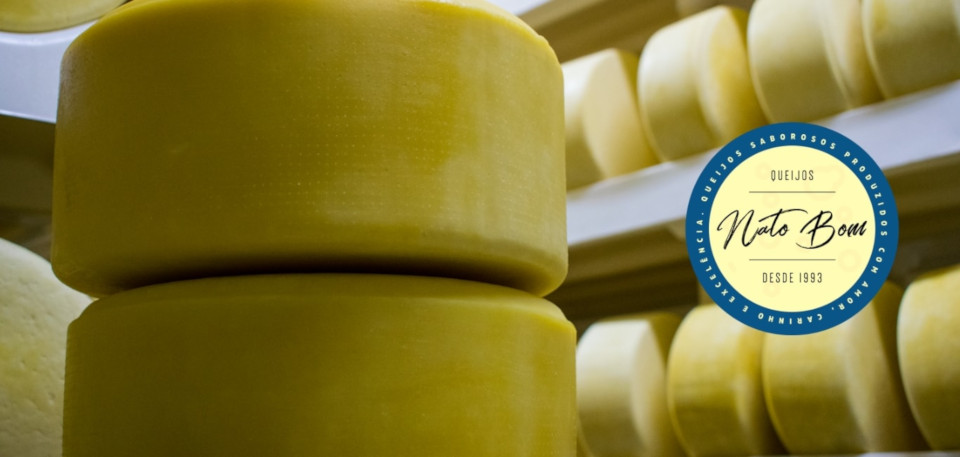 Queijos Nato Bom empilhados com a logomarca ao lado.